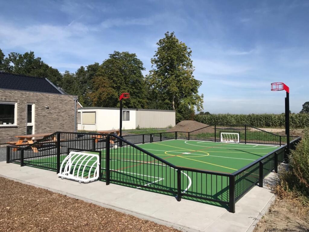 Pannakooi, pannakooien, pannavels, pannavelden, sportkooi, sportkooien, voetbalkooi, voetbalkooien, pannakooi openbare ruimte