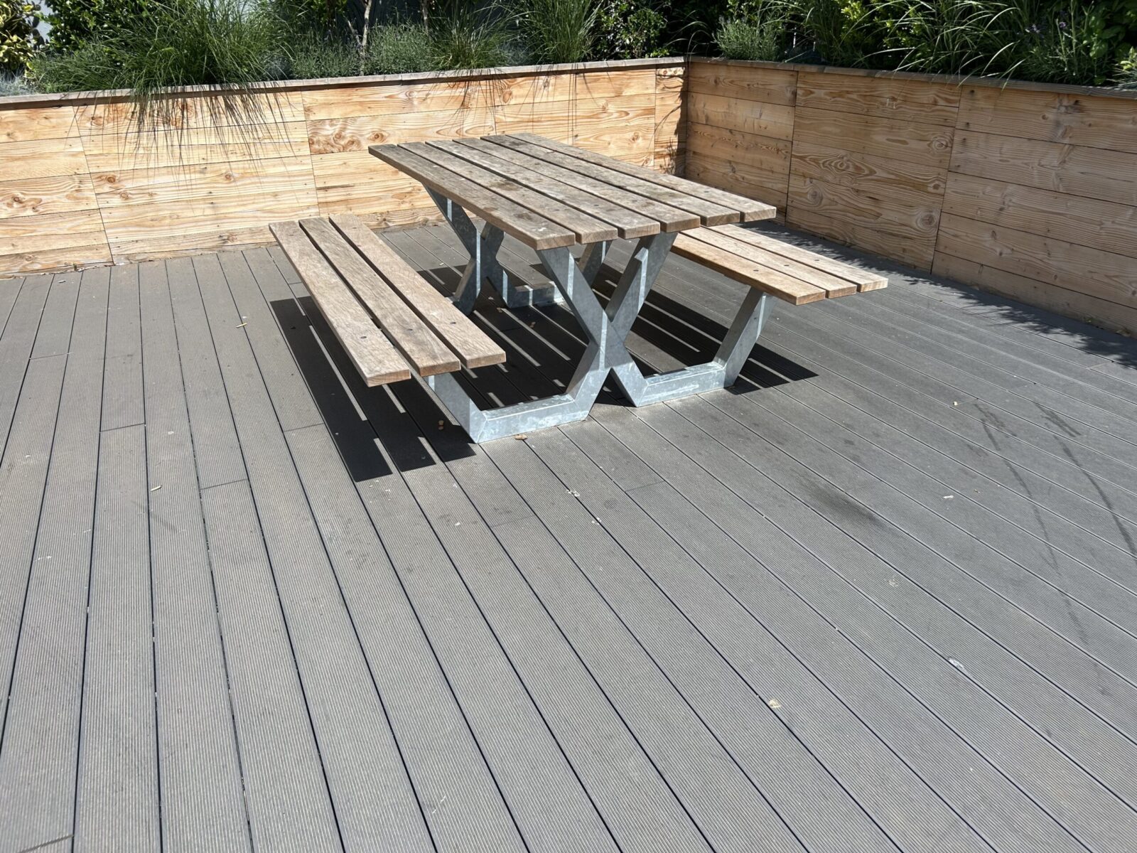 Picknicktafel, picknicktafels, picknicktafels voor in de openbare ruimte. Parkbank, parkbanken, banken openbare ruimte, houten parkbank, houten parkbanken, parkmeubilair, Metalen parkbank, hufterproof parkbank